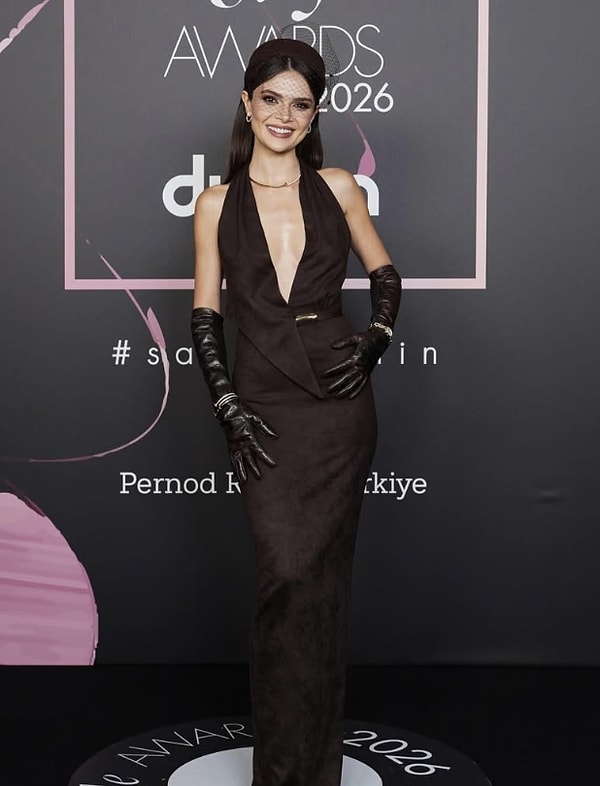 Ünsal, yalnızca dizinin değil, televizyon ekranlarının da favori isimlerinden biri hâline geldi. Bu başarı, ELLE Style Awards 2026 gecesinde ödülle taçlandı.