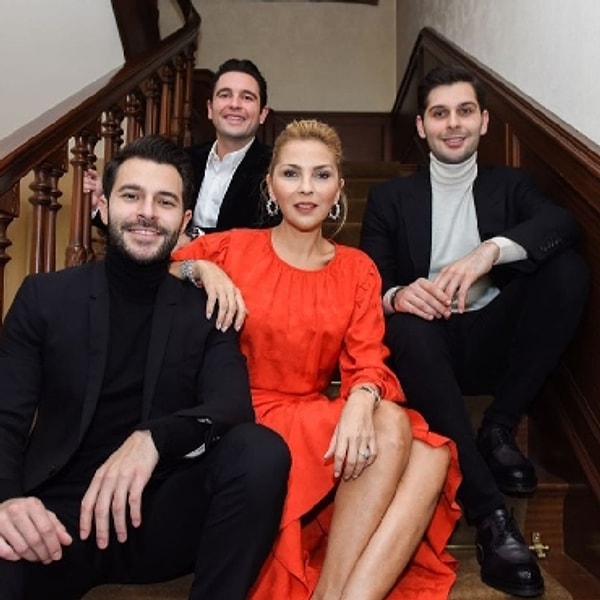 Daha sonra ayrılık kararının aslında Hande Erçel’den geldiği ve Hakan Sabancı’ya karşı yaşadığı güven problemi nedeniyle bu ilişkiyi bitirdiği iddiaları dolaşmıştı.