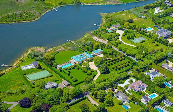 Ünlü mimar Jaquelin T. Robertson tarafından 1990 yılında Ertegün çifti için özel olarak tasarlanan konut, tam 11 bin metrekarelik bir alana yayılıyor.