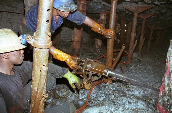 Fiziksel olarak bir insanın bugüne kadar ulaşabildiği en derin nokta, Güney Afrika'daki Mponeng altın madenidir.