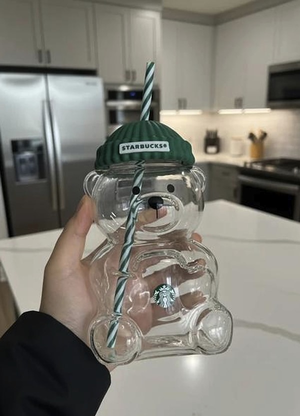 Dünyaca ünlü kahve zincirinin sınırlı sayıda ürettiği bardaklara ilgi büyük.