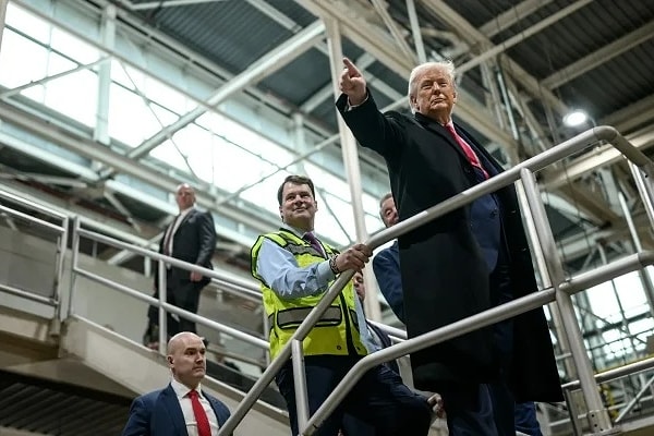 Trump kendisini protesto eden işçiye küfretmişti.