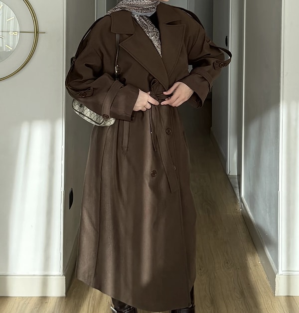 Zamansız bir klasik olan trençkot stili, en sevilen acı kahve tonuyla yeniden yorumlandı.