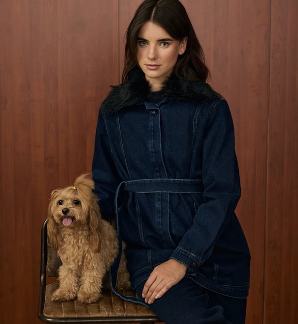 "Kışın denim giyilmez" diyenleri haksız çıkaran sıcacık kürk detaylı efsane bir ceket.