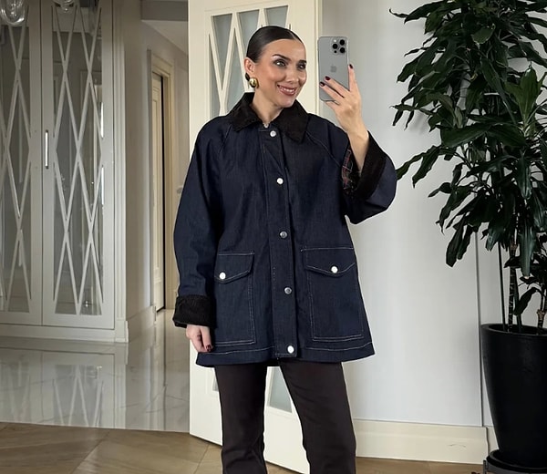 Sokak modasının nabzını tutan, geniş cepli tasarımıyla oldukça kullanışlı bir denim parça.