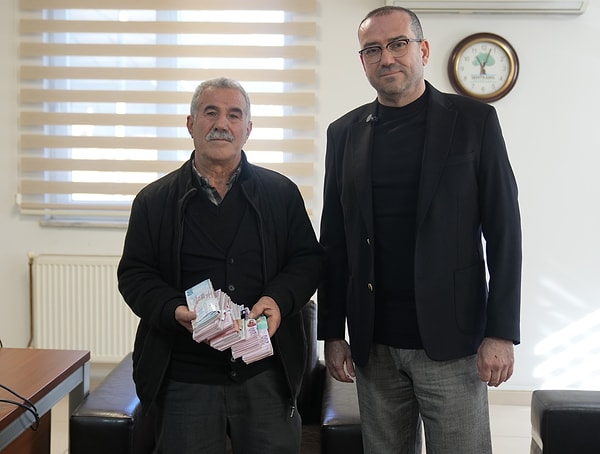 Bir eline çöp dolu poşeti, diğer eline para dolu poşeti aldı. Bankaya gidince hayatının şokunu yaşadı.