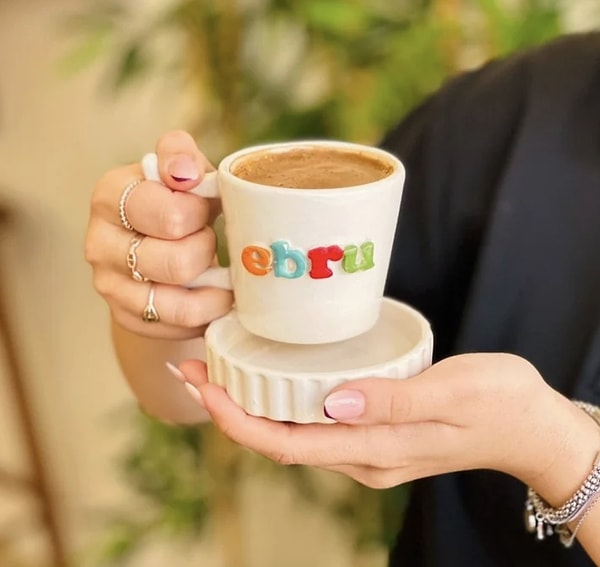 Kahve saatlerini kişiselleştiren isimli kupalar ve şık altlıklar günün favorisi.
