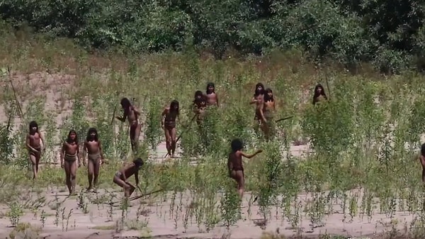 Dünyayla teması olmayan kabileden görüntüler. Amazon araştırmacısı o anları ilk kez anlattı: "Hayatımın en etkileyici deneyimi."