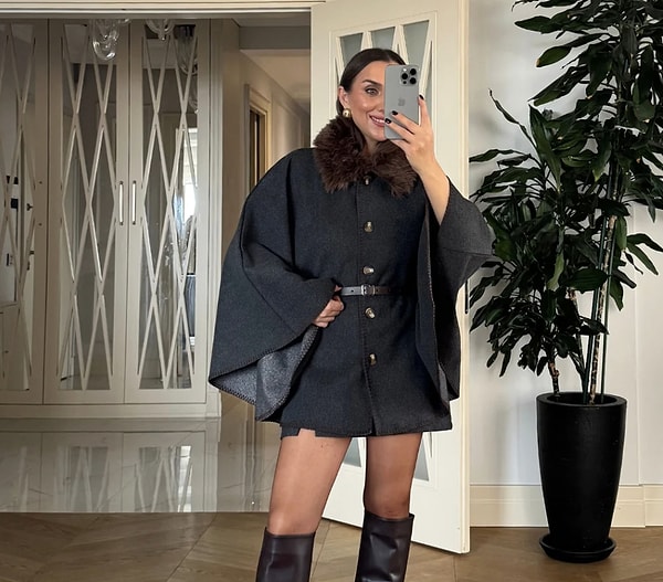 Kış kombinlerinize asalet katacak, suni kürk detaylı antrasit kaşe panço.