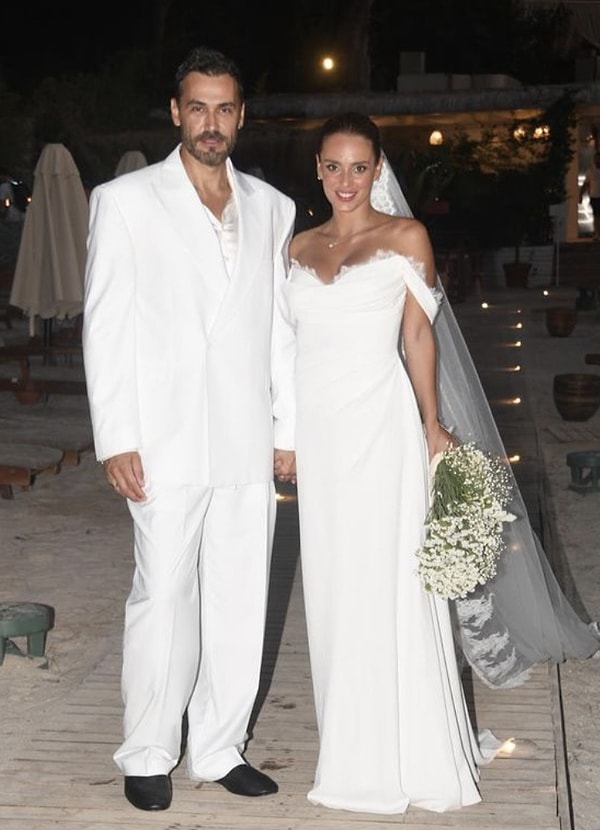 Bestemsu Özdemir, emekli basketbolcu Ersin Görkem ile 25 Ağustos 2025’te Fethiye’de nikah masasına oturdu.