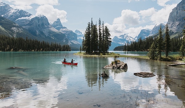 Ruh Adası, Alberta eyaletindeki Jasper Ulusal Parkı içerisinde, Maligne Gölü üzerinde bulunuyor