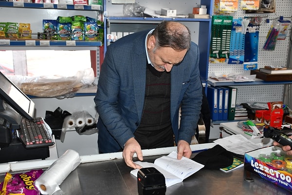 Gizemli hayırsever mahallelinin tüm borcunu ödedi.