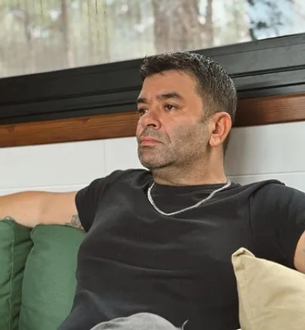 Türk tiyatro, sinema ve dizi dünyasının çok yönlü isimlerinden Bülent Şakrak, son yıllarda hem yer aldığı projeler hem de özel hayatıyla gündemde kalmaya devam ediyor.