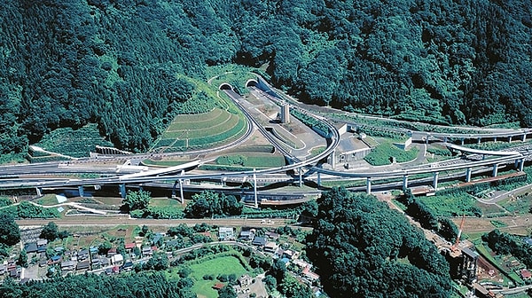 İnşaat süreci on yıllara yayıldı, maliyet rekor seviyeye ulaştı