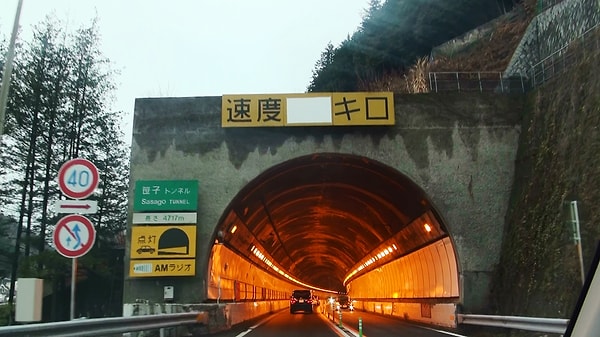 Sasago Tüneli, hattın en kritik noktalarından biri olarak öne çıkıyor