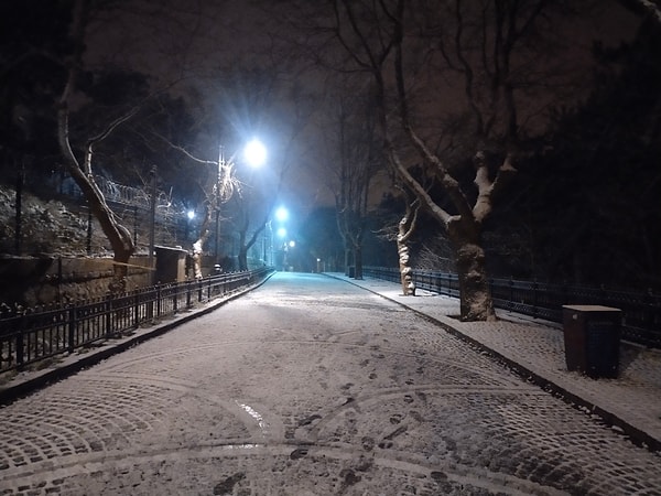 İstanbul’da dün akşam saatlerinde başlayan kar yağışı bugün de sürecek.