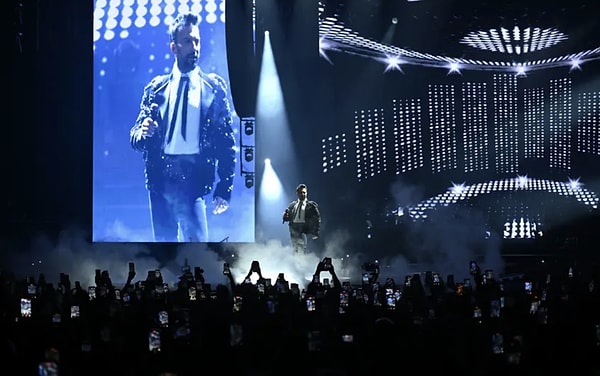 Türkiye’nin megastarı Tarkan, uzun bir aranın ardından İstanbul’da vereceği sekiz konserin ilkinde hayranlarıyla buluştu.