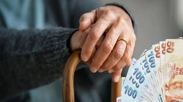 Türkiye’de geçtiğimiz günlerde maaşları kiraya yetmediği için ucuz otellerde, paylaşımlı odalarda kalan emekliler çok konuşulmuştu.