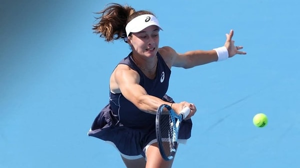 Zeynep etkili servisleriyle rakibi üzerinde üstünlük kurdu.