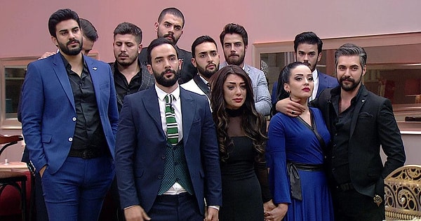 Kısmetse Olur... Bir pazartesi sabahı okuldan dönmüşüz, sıcacık koltuğumuzda uzanıp o kaosu iliklerimizde hissediyoruz.