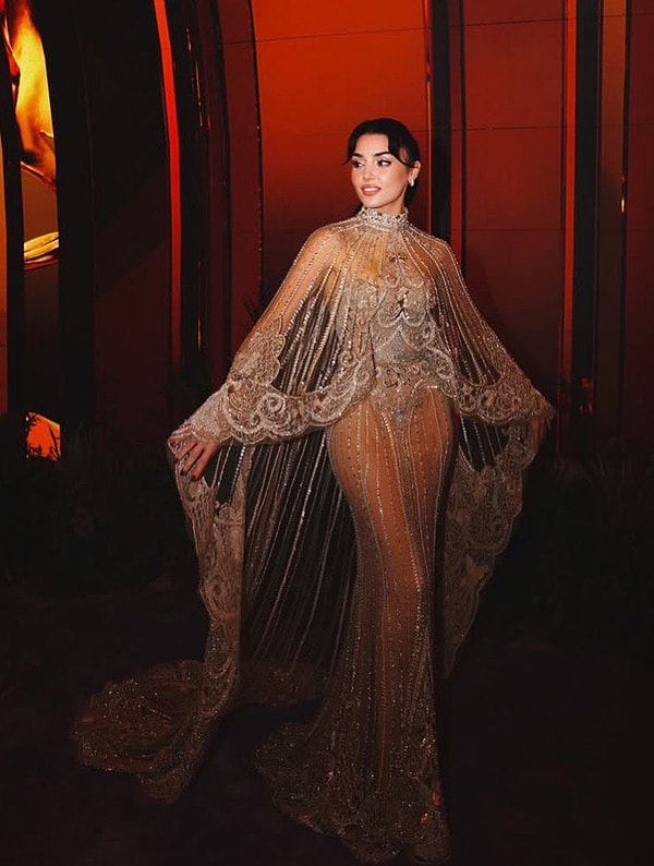 Elle Style Awards 2026 gecesinde “Yılın Stil Sahibi Kadın Oyuncusu” ödülüne layık görülen Hande Erçel, adından sıkça söz ettirmeye devam ediyor.