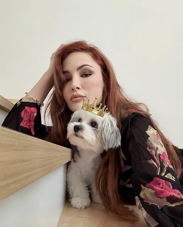 Son zamanlarda herhangi bir projede yer almasa da sosyal medya paylaşımlarıyla gözleri üzerine çeken Tugay, Türkiye'nin en güzel kadınlarından biri olarak anılıyor.