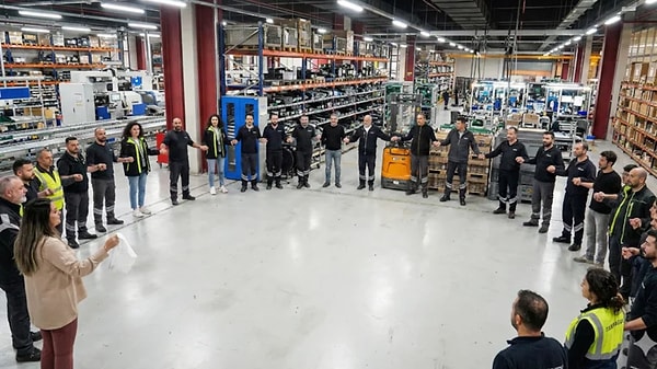 Maaşı duyan işçiler halayla kutladı.