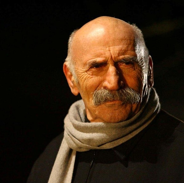 Türkiye’nin sanat hafızasına kazınmış, adı anıldığında sesiyle, bakışıyla, duruşuyla hepimizi aynı anda susturabilen nadir ustalardan biri Tuncel Kurtiz.