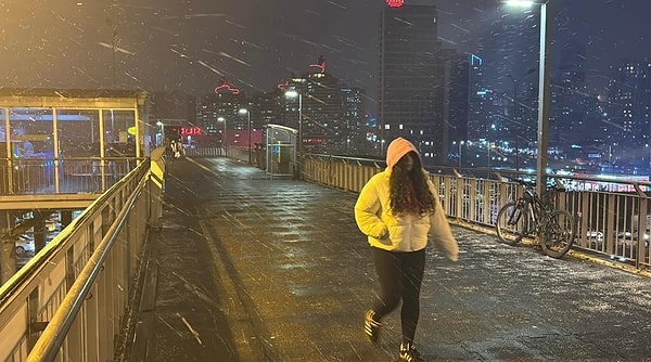 İstanbul’da beklenen kar yağışı gece saatlerinde kente adeta kartpostallık manzaralar yaşatırken, sabah saatleriyle birlikte tablo değişti.