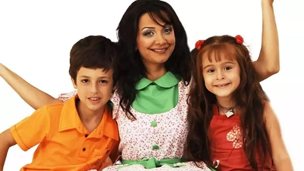 2007 yılında yayınlanan Bez Bebek dizisinde çocuk oyuncu olarak yer alan Asena Keskinci, geçtiğimiz aylarda yıllar sonra sessizliğini bozmuş ve sette yaşadıklarını anlatmıştı.