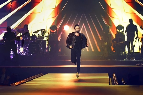 Megastar Tarkan, 7 yıl aradan sonra İstanbul’da sahneye çıkarak hayranlarıyla hasret giderdi.