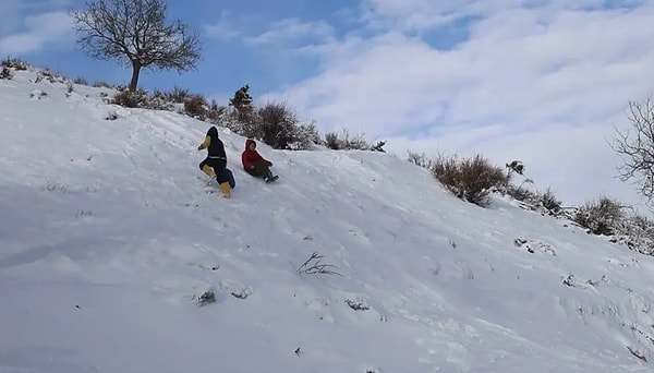 Yaz aylarında 50 dereceyi aşan sıcaklıklarıyla bilinen Adana’nın Feke ilçesi, bu kez kar manzaralarıyla gündemde.