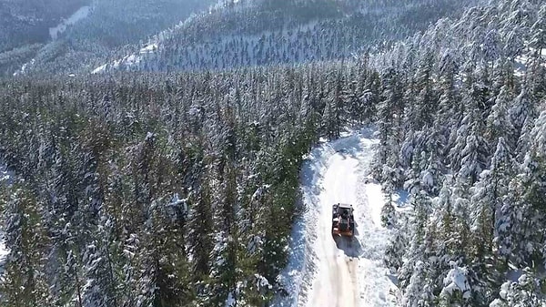 Feke’ye bağlı Mansurlu, Güzpınarı ve çevre mahallelerde kar yağışı sonrası evlerin çatılarında oluşan buz sarkıtları dikkat çekti.