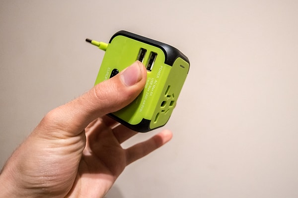 1. Çoklu USB girişli seyahat adaptörü