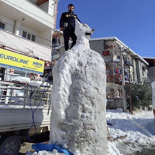 Kahramanmaraş'ta bir vatandaş kardan kurt adam yaptı.