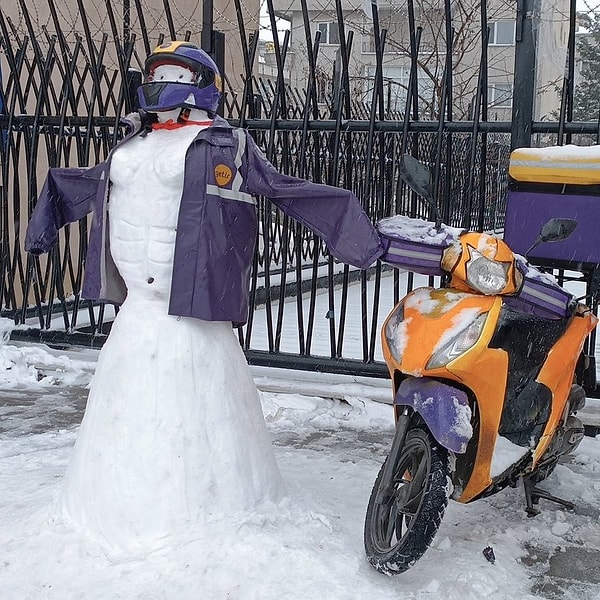 Bir kurye ise ücretlere tepki olarak kendi kardan adamını yaptı.