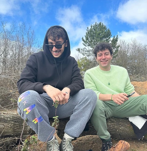 Bu sefer de büyük bir imalı paylaşımlar döneminin ardından minik adımlarla geri dönme sinyalleri veren Enes Batur'un eski ekip arkadaşının paylaşımı kafa karıştırdı.