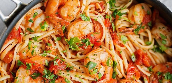 8. Deniz Mahsullü Makarna : Ev yapımı taze tagliatelle makarna, karides, kalamar ve hafif domates sosu ile harmanlanmış ana yemek.