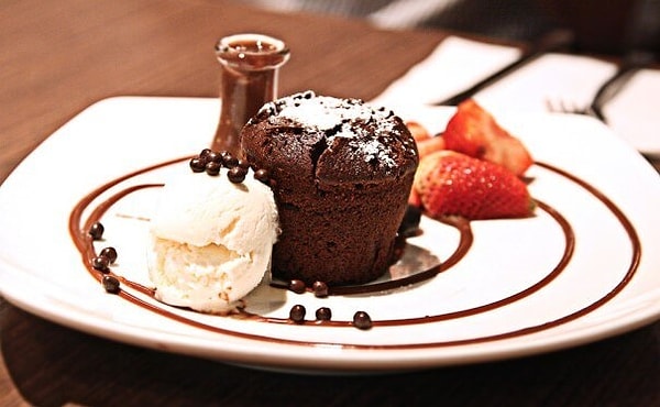 10. Dondurma ve çilekle servis edilen sufle.