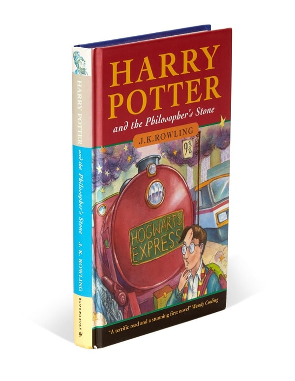 10. Oyuncak değil ama çocukluğumuzun en büyük parçası! Eğer kütüphanende "Harry Potter ve Felsefe Taşı"nın 1997 tarihli, 500 adet basılan ilk sert kapak baskısı varsa zengin misin?