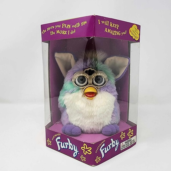 2. Kutusunda, 1998 model, siyah beyaz veya klasik renkli bir Furby. Onu besledik, dilini öğrenmeye çalıştık, bazen de gece yarısı kendi kendine konuştuğu için korkup dolaba sakladık. Peki, orijinal kutusunda bir 1998 model Furby bugün ne kadar eder?