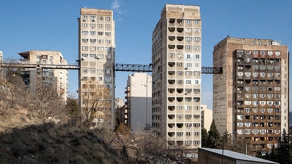 Sovyetler Birliği döneminde inşa edilen bazı konut yapıları, aradan geçen uzun yıllara rağmen mimari özellikleriyle dikkat çekmeye devam ediyor.
