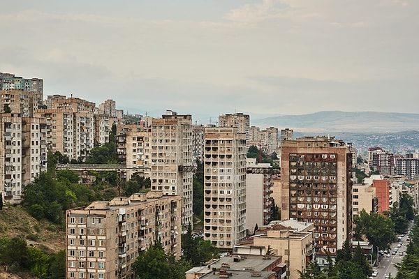 Bu mimari tercihlerin arkasında, erken Sovyet döneminde benimsenen “konut-komün” anlayışı da etkili oldu.