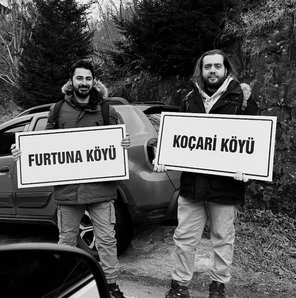 Koçari ve Furtuna aileleri arasındaki kan davası evlilikle bitince tabelalar da değişti.