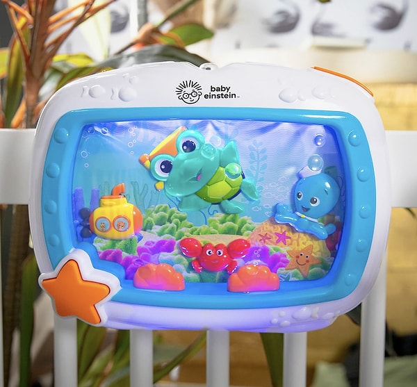 Bebeklerin duyusal gelişimini destekleyen, eğlence dolu ışıklı bir su dünyası.