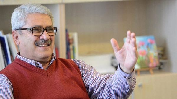 Doğdu Eskişehir'de, bilgi tohumları ekildi küçücük yüreğine, Çocukluğu geçti ovalarda, hayalleri uçtu göklere, özgürce.