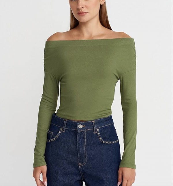 Omuz dekoltesinin zarafetini haki rengin doğallığıyla buluşturan çok şık bir tasarım.