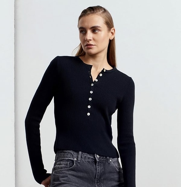 Yün karışımlı dokusuyla soğuk havalarda sizi sıcacık tutacak zarif bir triko.