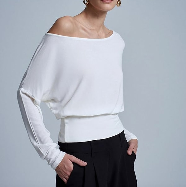 Bordo rengin cazibesini tek omuz dekoltesiyle birleştiren iddialı bir seçim.