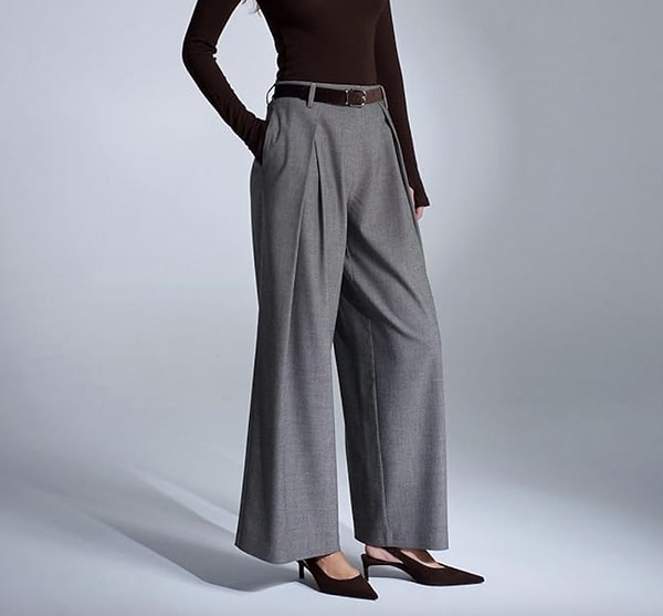 Koyu vizon tonu ve geniş paçasıyla hem çok rahat hem de oldukça profesyonel bir görünüm.